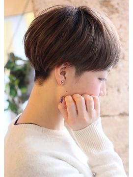 ツーブロックヘアの女性の写真