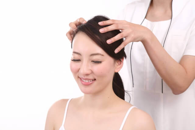 頭皮マッサージをされる女性の写真