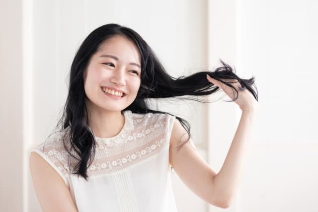 髪を触る女性