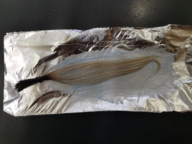ブリーチしている髪