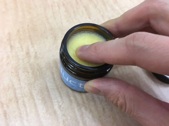 ザ・プロダクトを指で取る写真