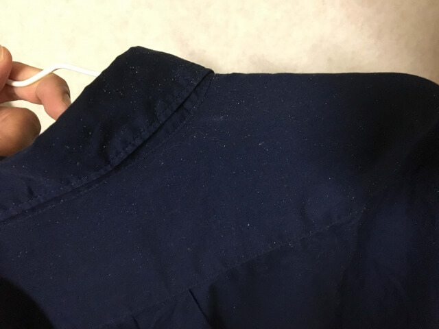 シャツに付いたカラーワックスの写真