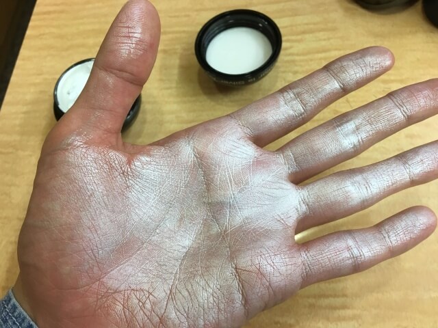 手に付いたカラーワックスの写真