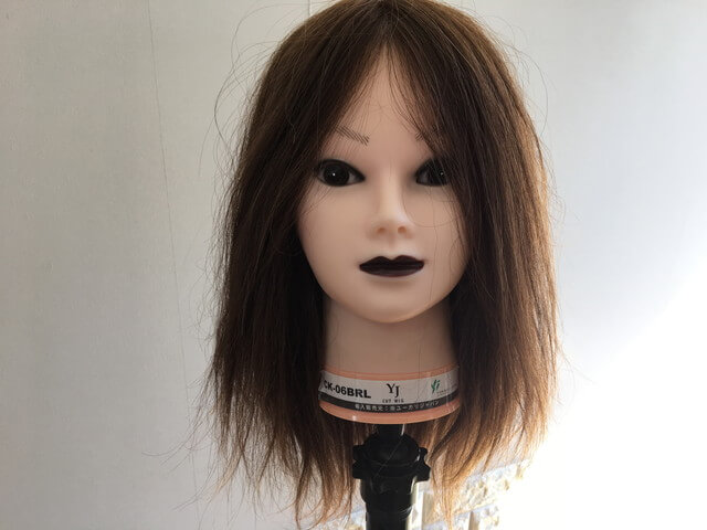 ストレートアイロンで伸ばす髪の毛正面の写真