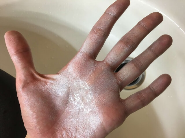 手に残ったカラーワックスの写真