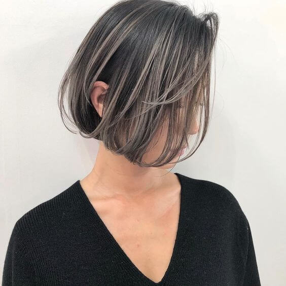 バレイヤージュグラデーションカラーの女性アゴラインボブの写真