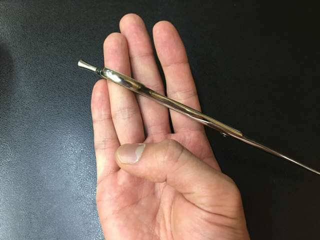 薬指の第一関節にひっかける写真