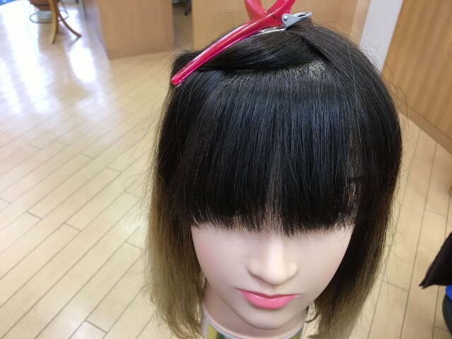 前髪を2つに分ける写真