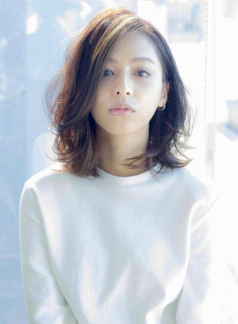 前髪長いロブヘアの写真