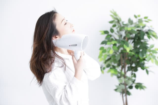 ドライヤーを使う女性