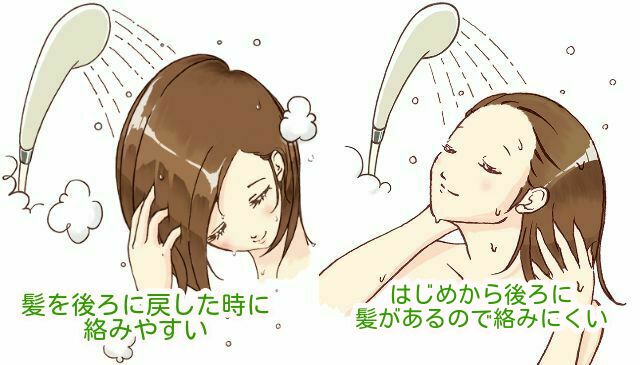 下と上をむいてシャワーする人