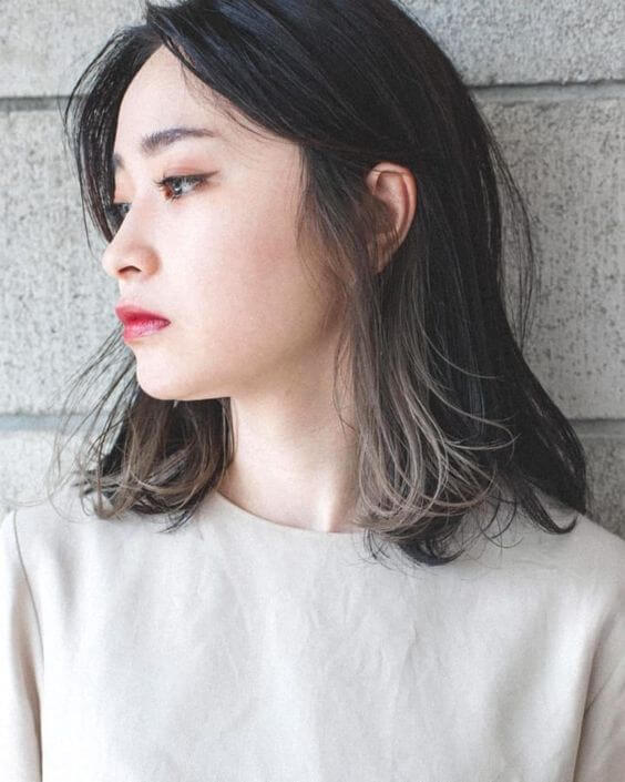 インナーカラーの女性