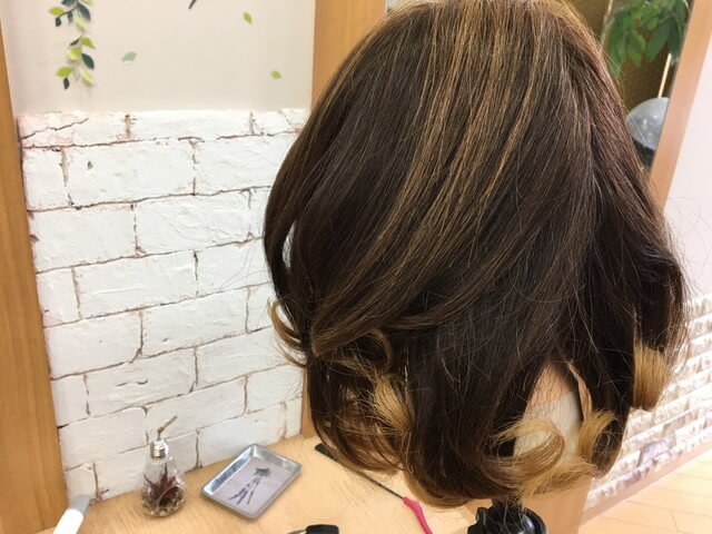 少しちらしたヘアビューロンカールで作ったカール写真
