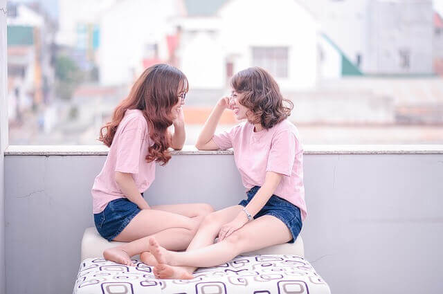 笑顔の2人の女性の写真