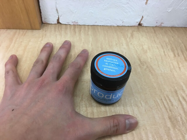 ザ・プロダクトと手との大きさ比較写真