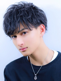 ブルーブラックの髪色の男性