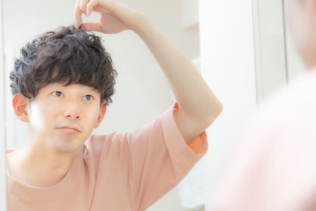ヘアセットしている男性