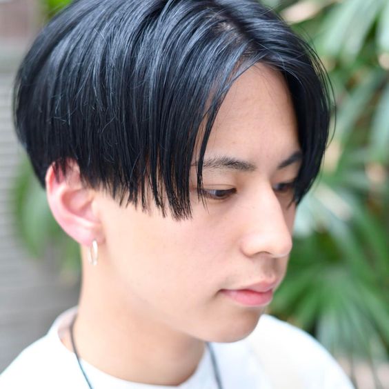 トランクスヘアの男性
