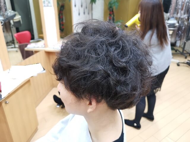 メンズデジタルパーマをかけた髪左サイド