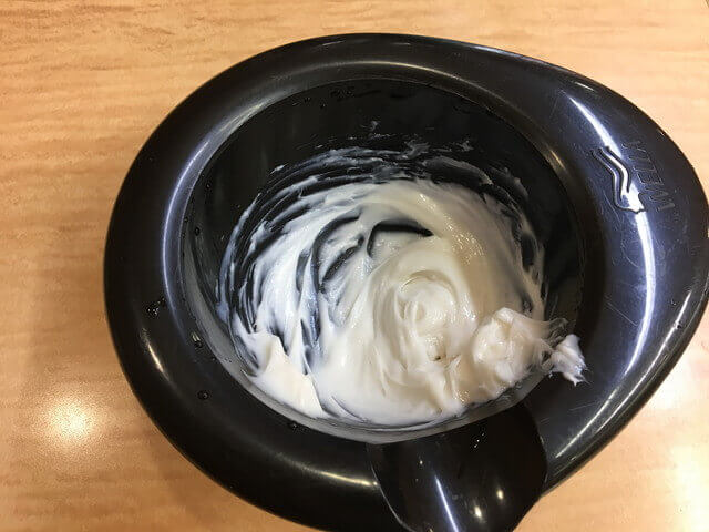 ピンクベージュのヘアカラー剤を混ぜたもの