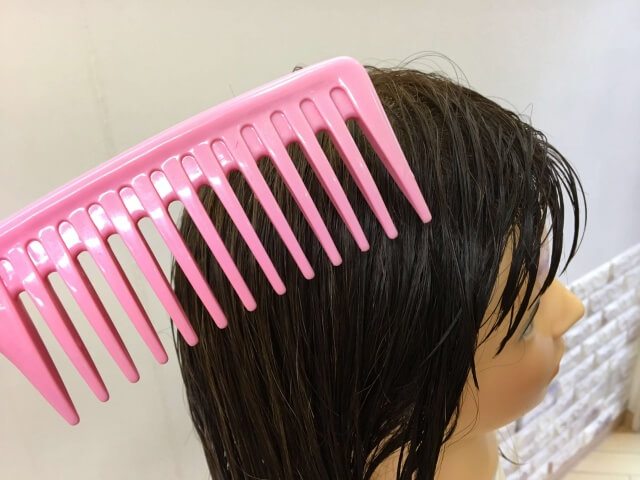 目の大きなクシでなじませる写真