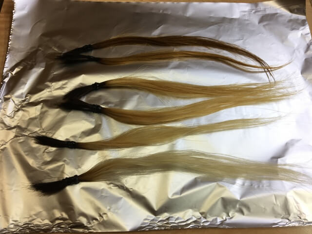 ホワイトニングローションする前にアルミに載せた毛束の写真