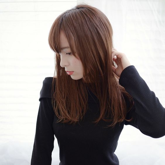 ブラウンカラーの女性の写真