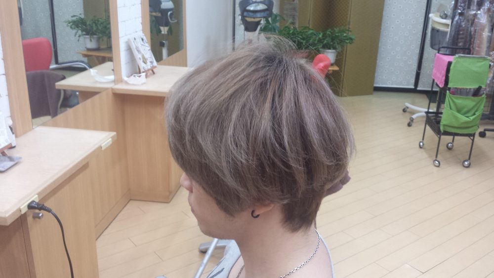 グレージュカラーで染めた男性モデルさんの写真