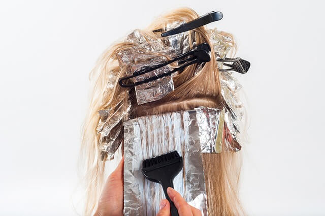 ヘアカラーをしている女性の写真