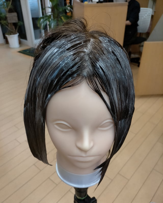 縮毛矯正の2液を付けた髪の毛