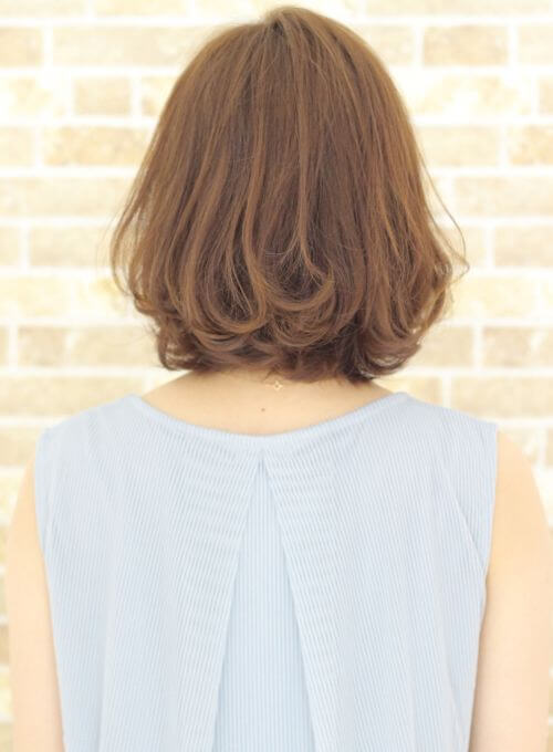 ワンカールヘアの女性の写真