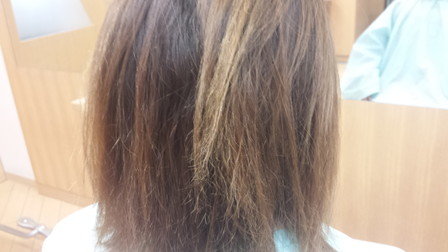 泡カラーでダメージしてしまった人の写真　アップ
