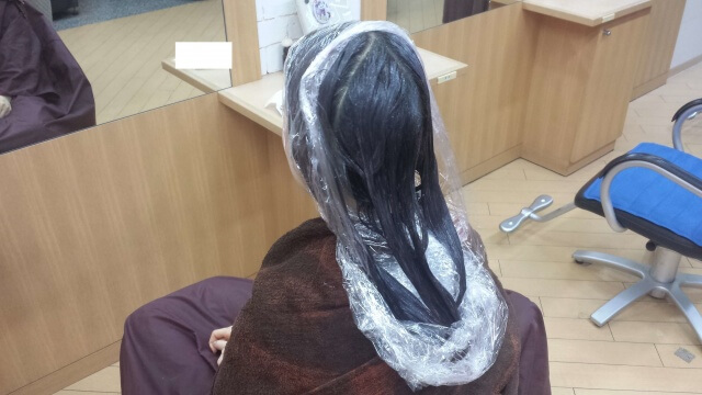 イルミナカラーで染めている最中の髪の毛の写真