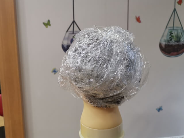 ヘアカラーの後の髪にラップを巻き付けた