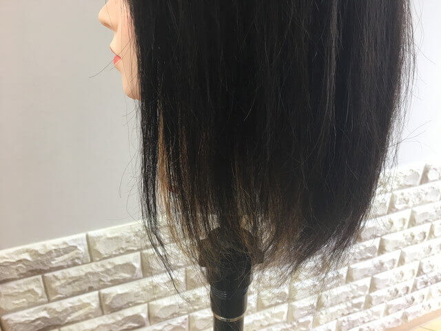 耳上からのインナーカラーの毛先の写真