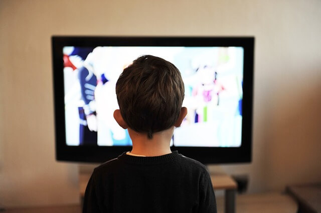 テレビを見る子供の写真