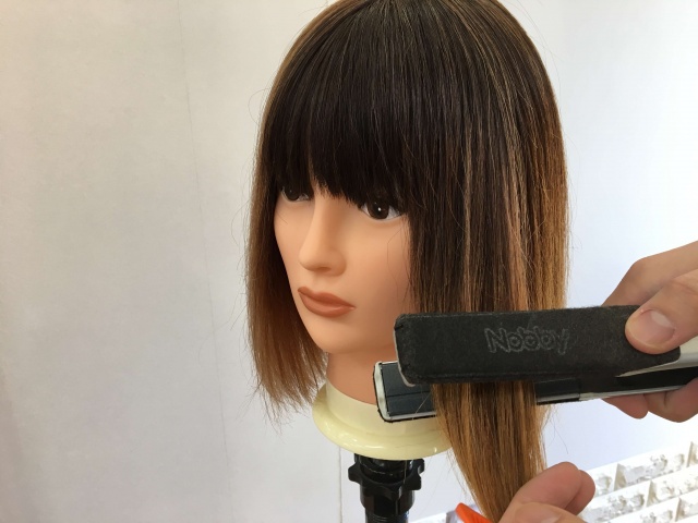 ストレートアイロンを平行に使っている写真
