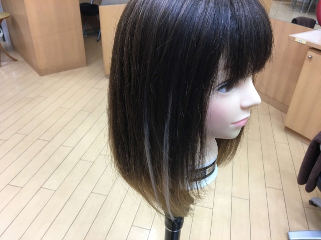 シールエクステを2本付けた髪の毛の写真