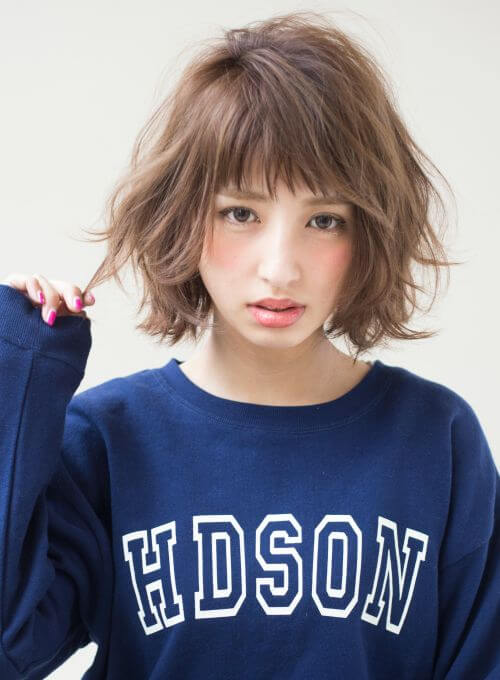 髪がカールしている女性の写真
