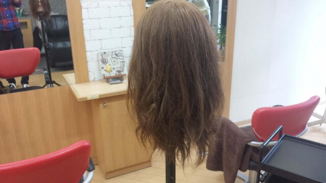 寝ぐせの髪の毛の写真