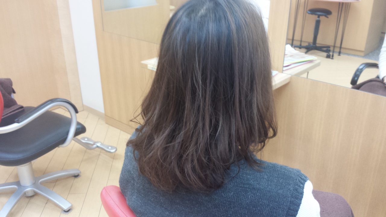 脱染剤で染めたモデルさんにパーマをかけた後の写真