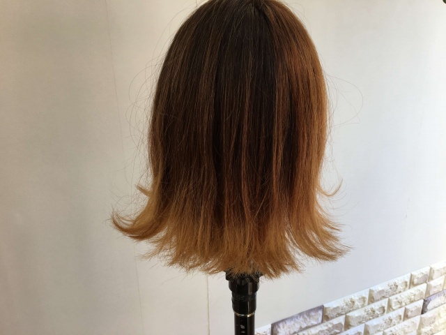 外ハネになっている後姿の写真