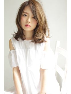 前髪の長いロブヘアの写真