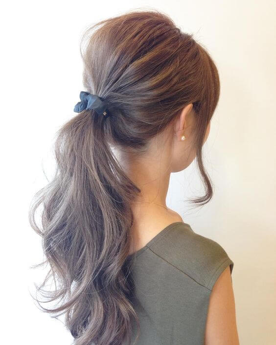 ロングヘアの髪を結んだ女性の写真
