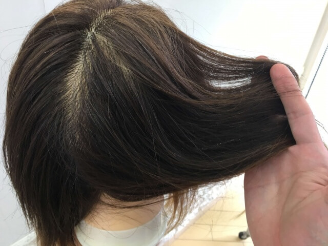 洗い流さないトリートメントを付けた側の指通りの写真