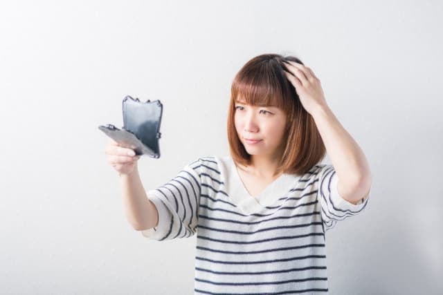 髪の毛に悩む女性