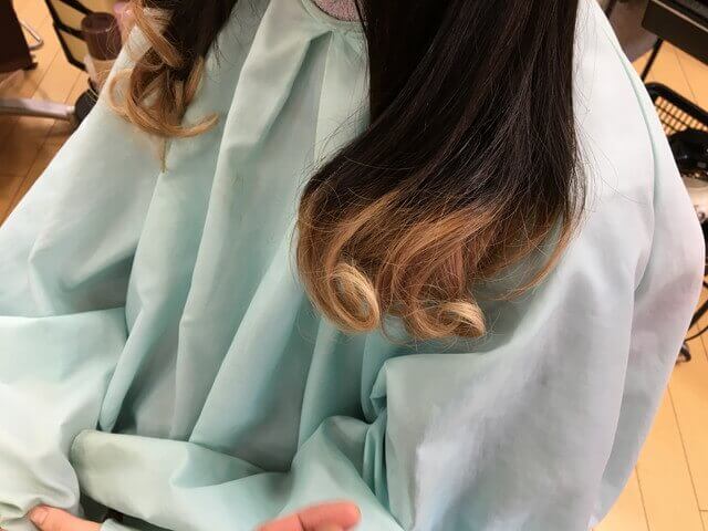 ヘアビューロンカールで巻き終えた髪の毛の写真