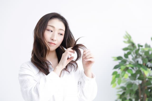 髪を気にする女性