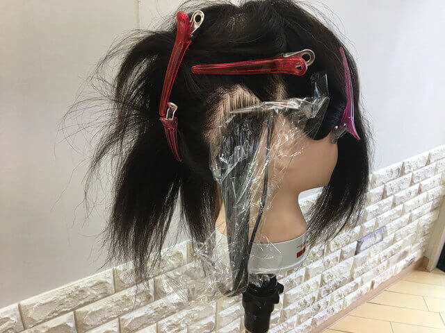 耳後ろインナーカラーにラップを巻いた写真