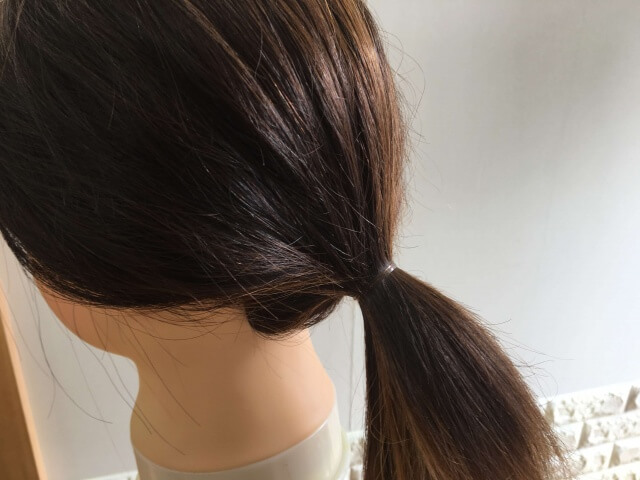 ヘアゴムで結んでいる髪の毛の写真